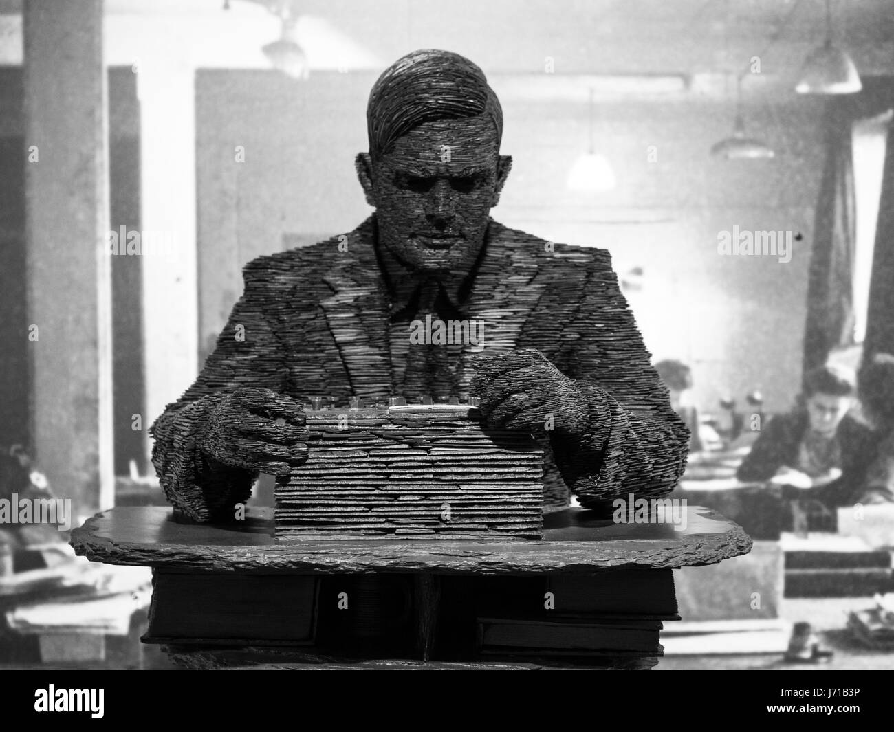 Schiefer Skulptur von Codebreaker Alan Turing Künstlers Stephen Kettle gestapelt. Das Denkmal steht in Bletchley Park - Heimat der Dresdenener Codebreakers. Stockfoto