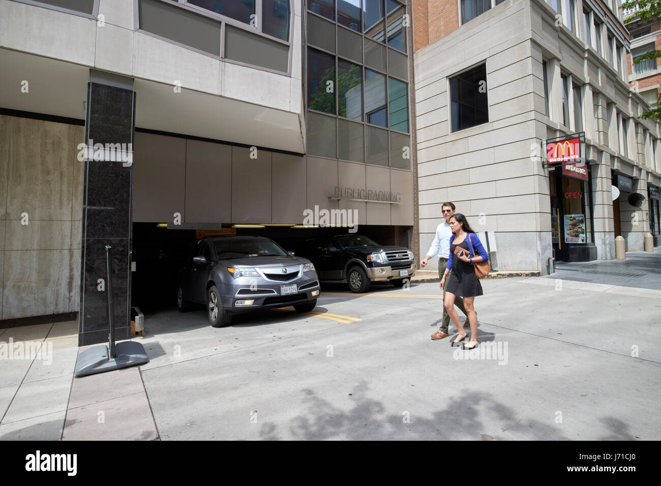 paar aus u-Bahn und Multi geschossiges Parkhaus parken Auto vorbeigehen garage Downtown Washington DC USA Stockfoto