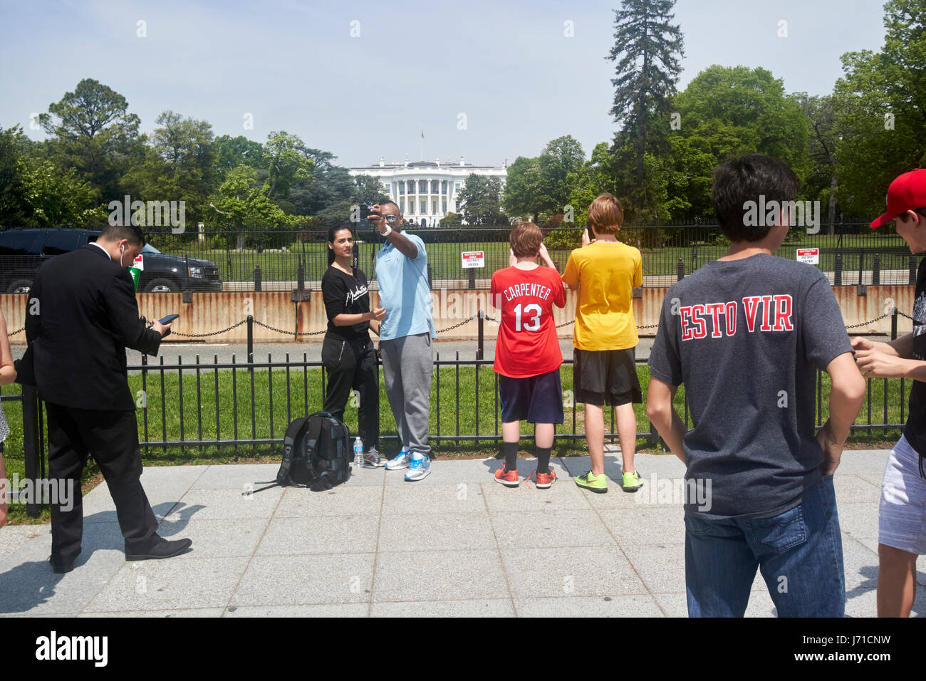 Touristen nehmen Selfies außen Sicherheits-Barrieren auf der südlichen Rasen des weißen Hauses in Washington DC USA Stockfoto
