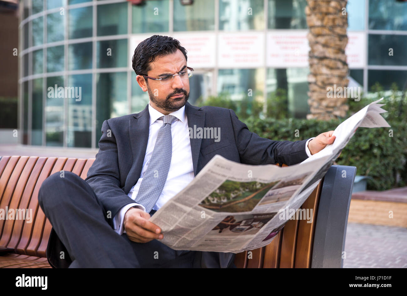 Geschäftsmann, lesen ein Papier in der Dubai Marina, Vereinigte Arabische Emirate Stockfoto
