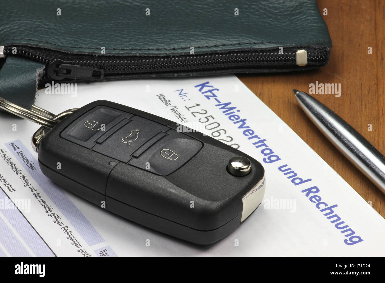 Autoschlussel Und Deutsches Auto Mietvertrag Auf Desktop Stockfotografie Alamy