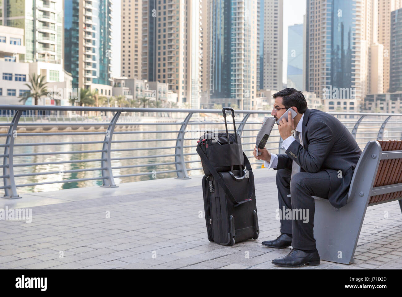 Geschäftsmann auf ein Telefon in der Dubai Marina, Vereinigte Arabische Emirate Stockfoto