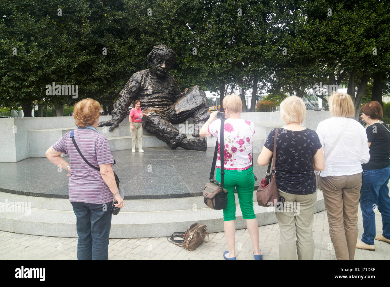 Touristen fotografieren an der Albert Einstein Memorial Washington DC USA Stockfoto