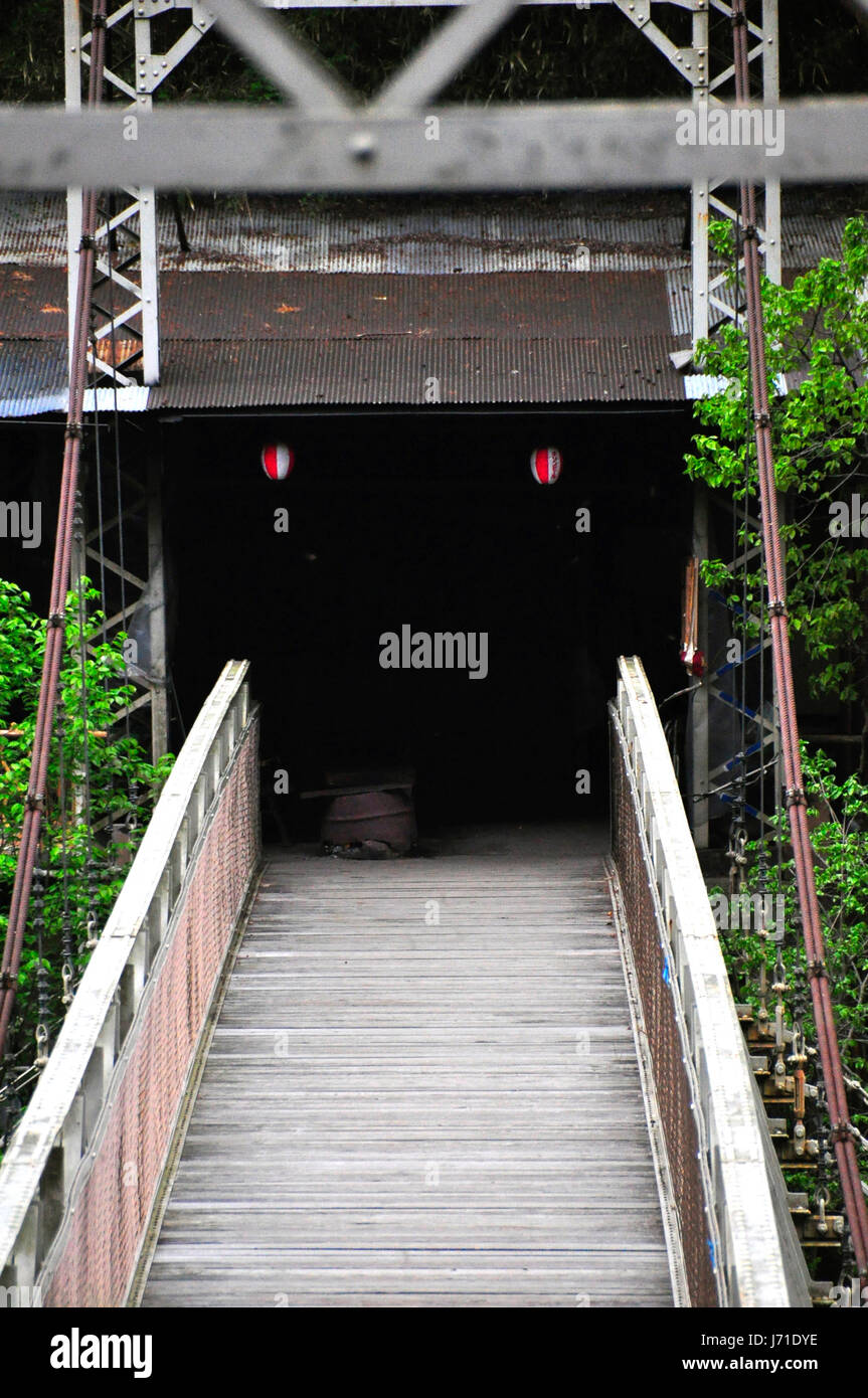 Eine Brücke zu einem geheimnisvollen, dunklen Ort. Japan, 2012. Stockfoto