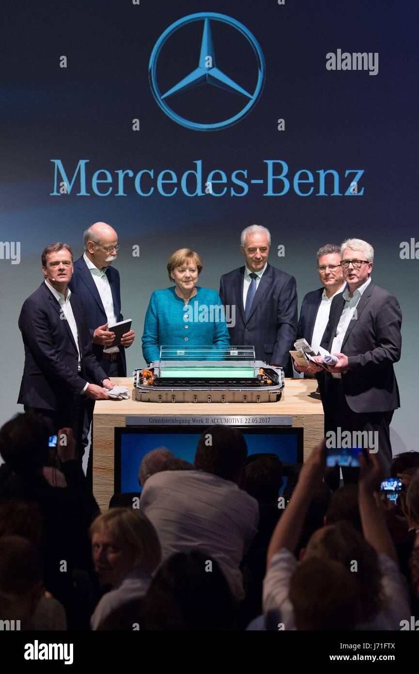 Markus Schaefer (l-R), Mitglied des Bereichsvorstands von Mercedes-Benz Cars; Dieter Zetsche, Vorsitzender des Board of Directors bei Daimler; Bundeskanzlerin Angela Merkel (CDU); Premier von Sachsen Stanislaw Tillich (CDU); Frank Deiss, Leiter Produktion Powertrain; und Managing Director Deutsche Accumotive GmbH Frank Blome, im Bild mit einem Batteriefach bei der Grundsteinlegung der Grundstein für eine Batteriefabrik Accumotive in Kamenz, Deutschland, 22. Mai 2017. Bildnachweis: Dpa picture Alliance/Alamy Live News Stockfoto