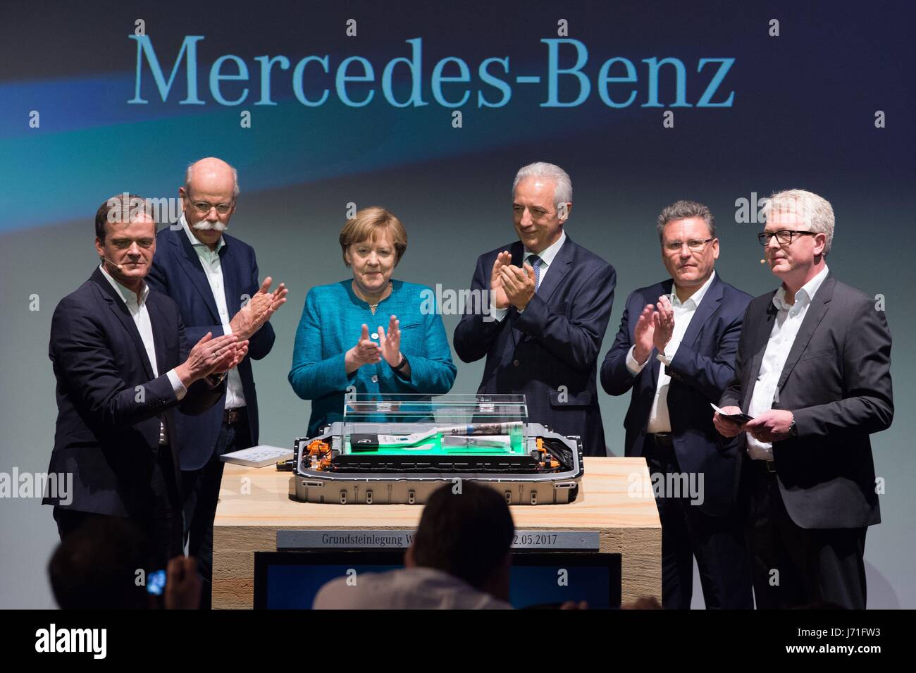 Markus Schaefer (l-R), Mitglied des Bereichsvorstands von Mercedes-Benz Cars; Dieter Zetsche, Vorsitzender des Board of Directors bei Daimler; Bundeskanzlerin Angela Merkel (CDU); Premier von Sachsen Stanislaw Tillich (CDU); Frank Deiss, Leiter Produktion Powertrain; und Managing Director Deutsche Accumotive GmbH Frank Blome, im Bild mit einem Batteriefach bei der Grundsteinlegung der Grundstein für eine Batteriefabrik Accumotive in Kamenz, Deutschland, 22. Mai 2017. Bildnachweis: Dpa picture Alliance/Alamy Live News Stockfoto