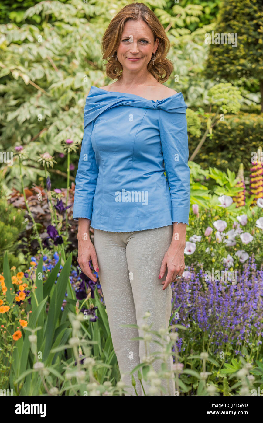 London, UK. 22. Mai 2017. Katie Derham auf The Morgan Stanley Garden - The Chelsea Flower Show organisiert von der Royal Horticultural Society mit M & G als Hauptsponsor für das letzte Jahr. London, 22. Mai 2017 Credit: Guy Bell/Alamy Live-Nachrichten Stockfoto