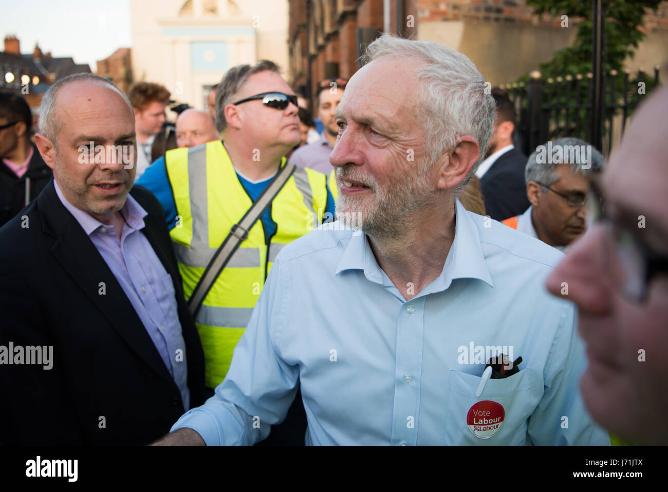 Hull, UK. 22. Mai 2017. Jeremy Corbyn grüßt Fans nach dem Gespräch bei einer großen Kundgebung in Hull City, bei den Parlamentswahlen 2017. Corbyn verbrachte den Tag in und um Rumpf. Bildnachweis: Jacob Sacks-Jones/Alamy Live-Nachrichten. Stockfoto