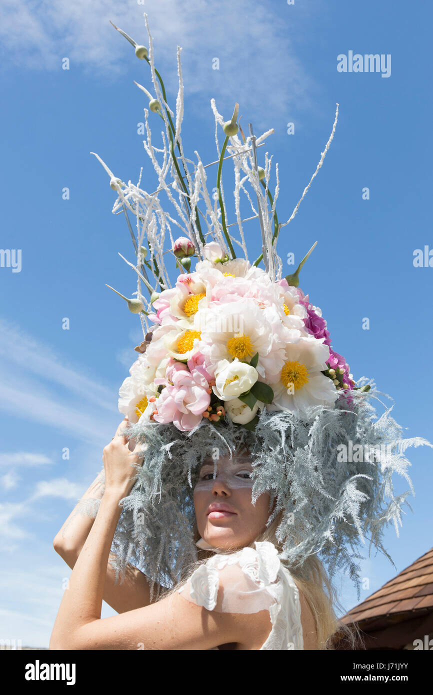 London, UK. 22. Mai 2017. Ein Model trägt einen maßgeschneiderten floralen Kopfschmuck von Designerin Kate Halfpenny, Primrose Hall. Pressetag auf der 2017 RHS Chelsea Flower Show morgen für das Publikum öffnet. Bildnachweis: Lebendige Bilder/Alamy Live-Nachrichten Stockfoto