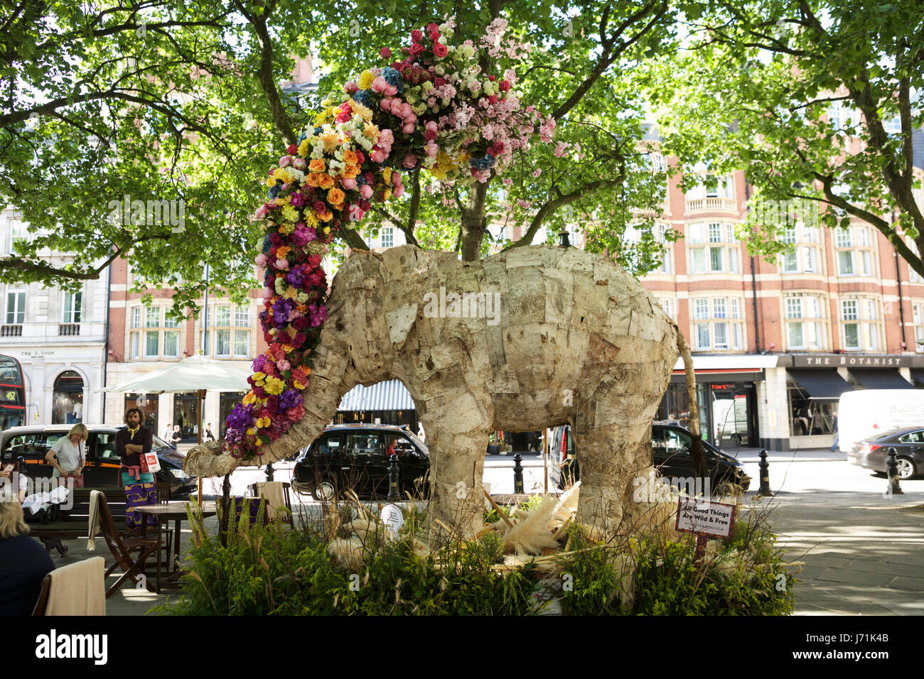 Chelsea in voller Blüte, London, UK. 22. Mai 2017. Das Chelsea in der Blüte Floral Safari ist eine Darstellung des Lebens Größe Tiere durch die Straßen von Chelsea - Kings Road und Sloan Square. Viele der Geschäfte nehmen auch Teil in Chelsea in voller Blüte mit spektakulären Shop vorderen Blume zeigt. Bildnachweis: Tony Farrugia/Alamy Live-Nachrichten Stockfoto