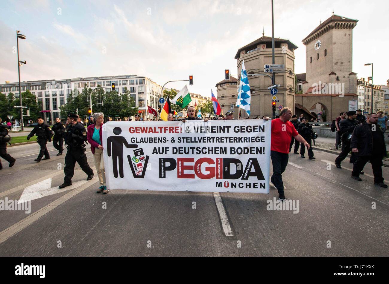 22. Mai 2017 - MüNchen, Bayern, Deutschland - Pegida am berühmten Isartor. 35 aus der rechtsextremen Gruppe Pegida München, nach einer Abwesenheit von mehreren Wochen demonstrierten vor der Münchner Rathaus (City Hall) an den berühmten Marienplatz - ein Reiseziel für Tausende von Touristen täglich. Unter die Sprechern wurde Neo-Nazi-Stadtrat Karl Richter. Zahlreiche Neonazis waren anwesend. Pegida Munichs Chef, Heinz Meyer, wurde unter den Terrorismus Überwachung durch den Generalbundesanwalt (Generalbundesanwalt) seit 2012. Stockfoto