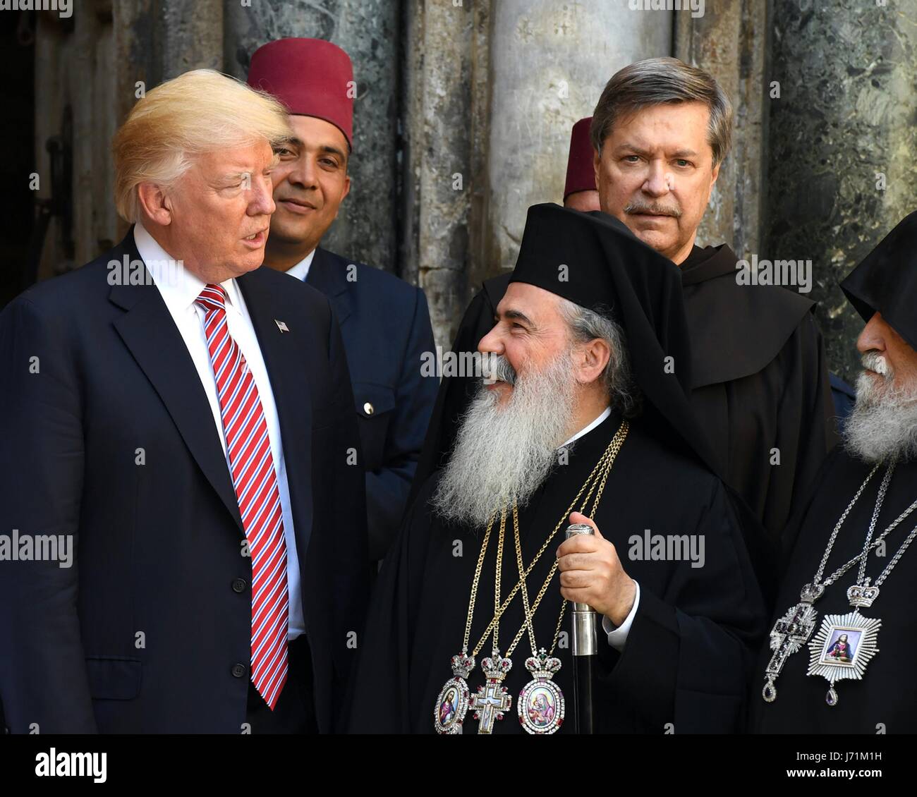 Jerusalem, Israel. 22. Mai 2017. US-Präsident Donald Trump chats mit Mitgliedern des Klerus bei einem Besuch in der Kirche des Heiligen Grabes in der alten Stadt 22. Mai 2017 in Jerusalem, Israel. Bildnachweis: Planetpix/Alamy Live-Nachrichten Stockfoto