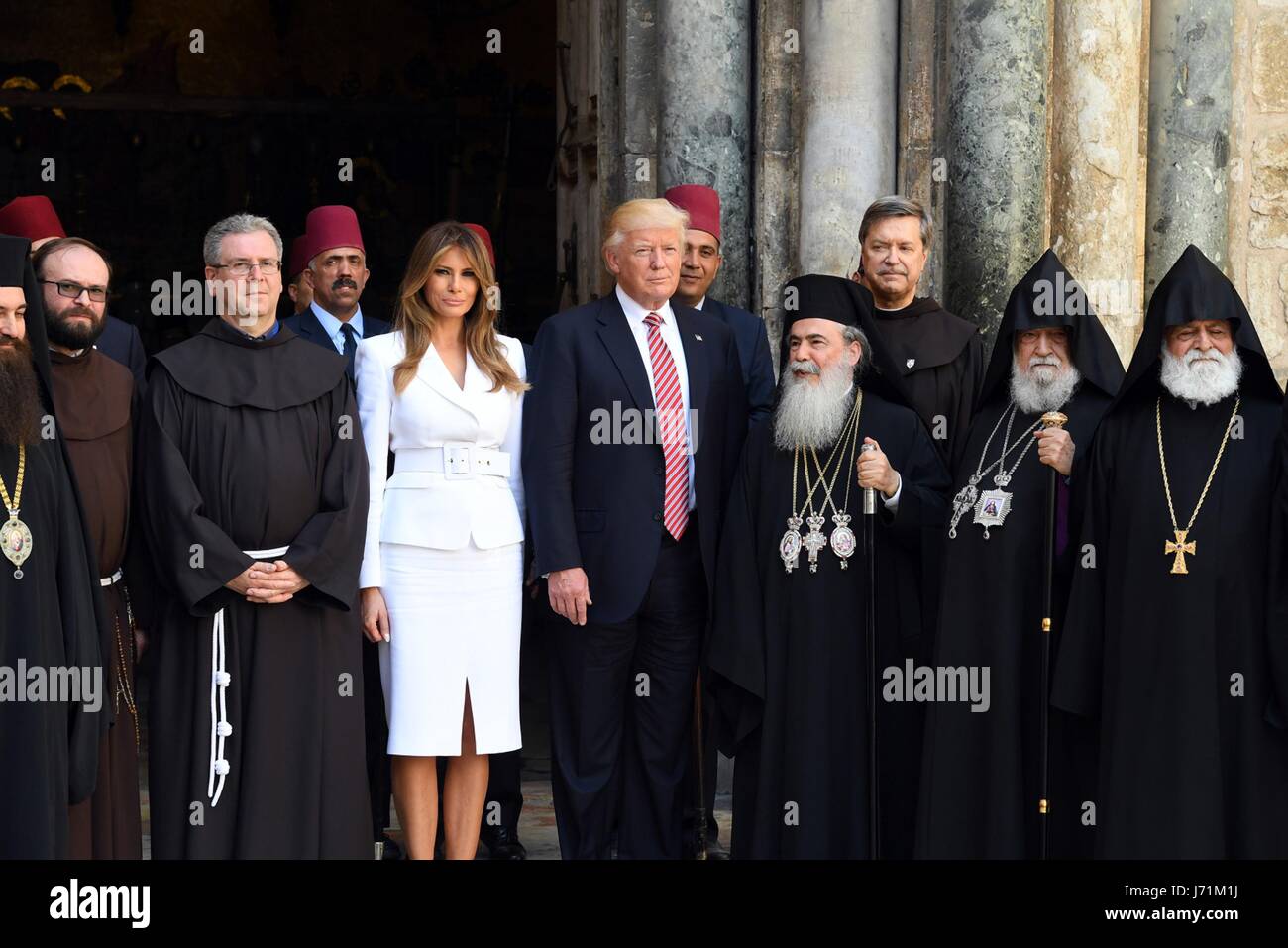 Jerusalem, Israel. 22. Mai 2017. US-Präsident Donald Trump und First Lady Melania Trump posieren für ein Foto mit den Mitgliedern des Klerus bei einem Besuch in der Kirche des Heiligen Grabes in der alten Stadt 22. Mai 2017 in Jerusalem, Israel. Bildnachweis: Planetpix/Alamy Live-Nachrichten Stockfoto