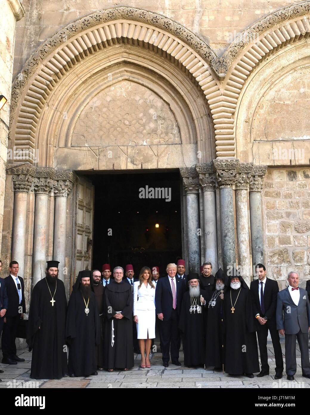 Jerusalem, Israel. 22. Mai 2017. US-Präsident Donald Trump und First Lady Melania Trump posieren für ein Foto mit den Mitgliedern des Klerus bei einem Besuch in der Kirche des Heiligen Grabes in der alten Stadt 22. Mai 2017 in Jerusalem, Israel. Bildnachweis: Planetpix/Alamy Live-Nachrichten Stockfoto