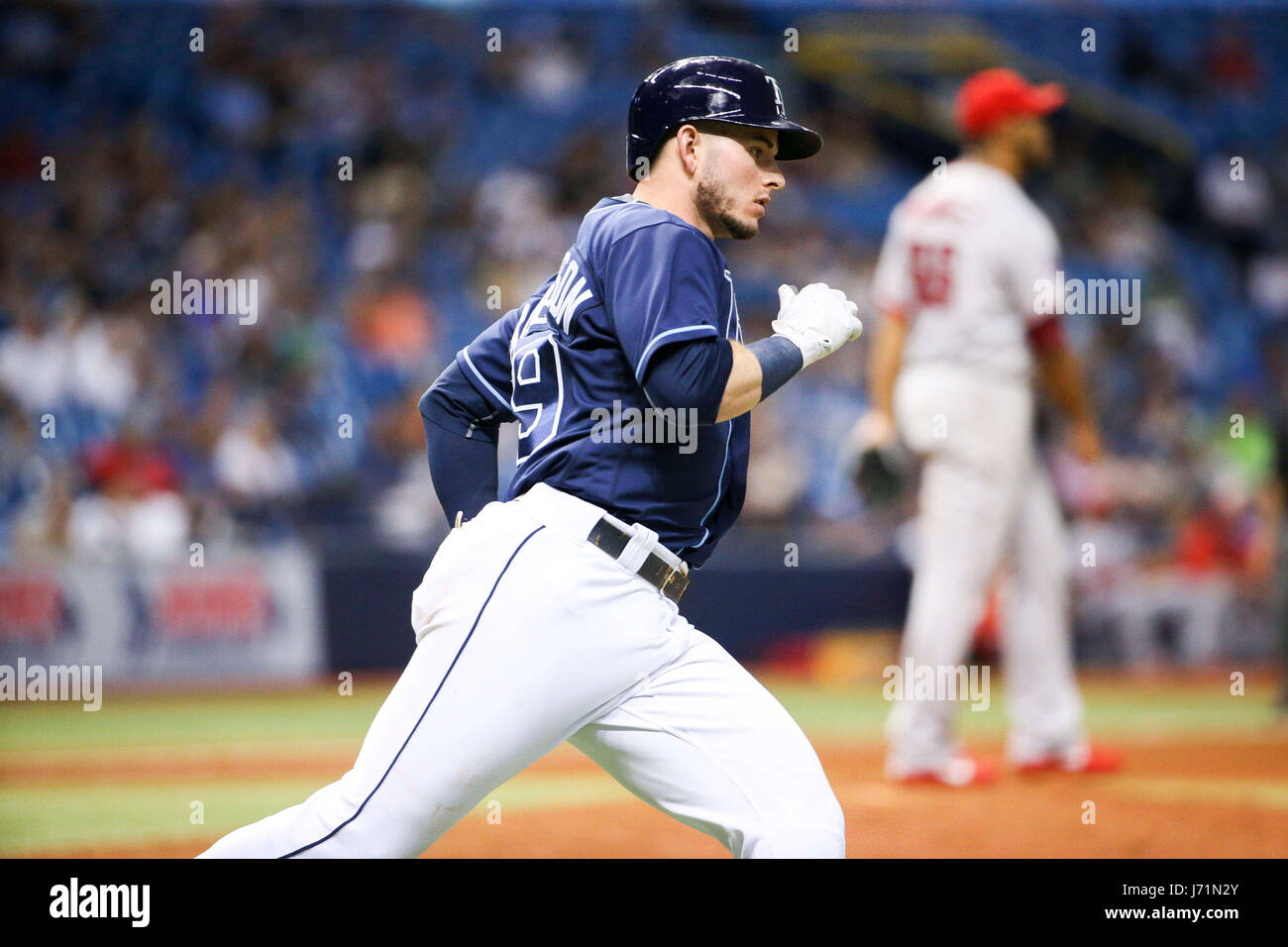 St. Petersburg, Florida, USA. 22. Mai 2017. WILL VRAGOVIC | Times.Tampa Bay Strahlen Shortstop Daniel Robertson (29) singles im siebten Inning des Spiels zwischen den Tampa Bay Rays und die Los Angeles Angels im Tropicana Field in St. Petersburg, Florida am Montag, 22. Mai 2017. Bildnachweis: Willen Vragovic/Tampa Bay Times / ZUMA Draht/Alamy Live News Stockfoto