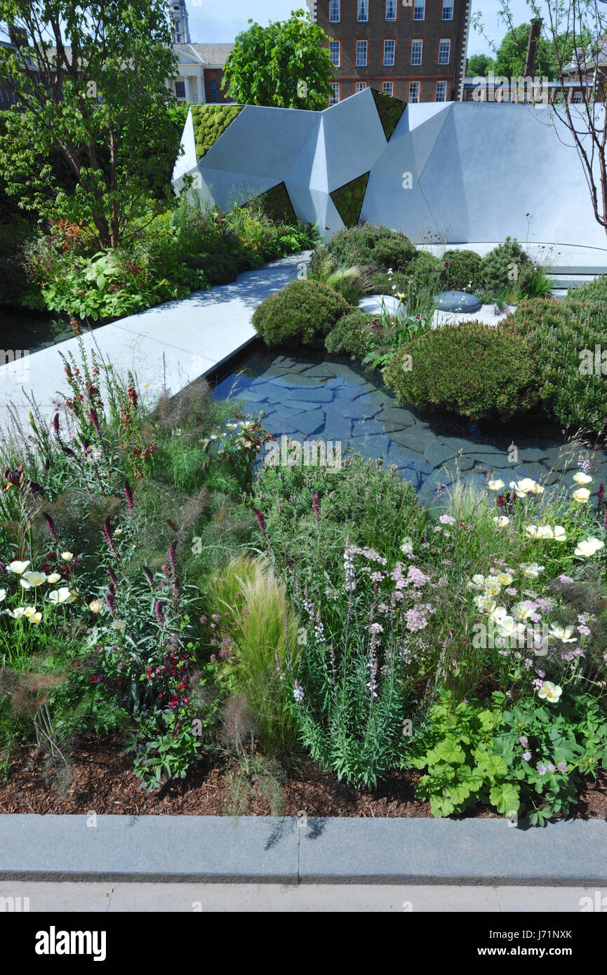 London, UK. 22. Mai 2017. Jeremy Rebe Textur Garten (entworfen von Matt Keightley), eines der schönen und eleganten Schaugärten auf dem Display an der 2017 RHS Chelsea Flower Show eröffnet heute auf dem 11 Hektar großen Gelände des Royal Hospital Chelsea, London, Vereinigtes Königreich.  Seit 1913 statt, die fünftägigen Veranstaltung ist die renommierteste Blumen- und Gartenschau im Vereinigten Königreich, und vielleicht in der Welt und zieht jährlich rund 165.000 Besucher. Tickets für das diesjährige Show ausverkauft fast zwei Wochen vor der Eröffnung. Bildnachweis: Michael Preston/Alamy Live-Nachrichten Stockfoto