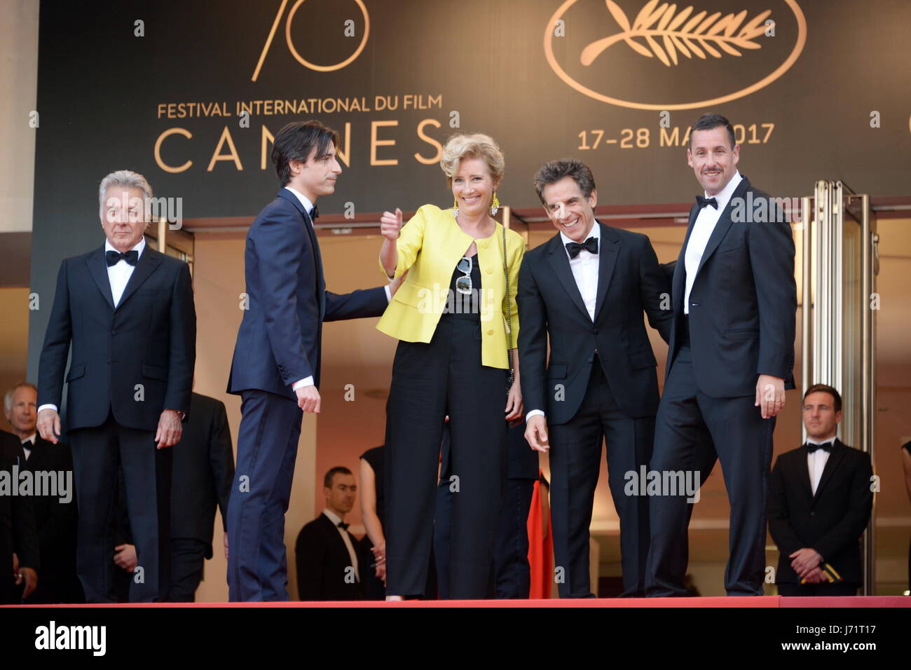 21. Mai 2017 - Cannes, Frankreich - CANNES, Frankreich - Mai 21: (L-R) Schauspieler Adam Sandler, Schauspielerin Emma Thompson, Regisseur Noah Baumbach, Schauspieler Ben Stiller und Schauspieler Dustin Hoffman von 'The Meyerowitz Stories' 'The Meyerowitz Stories' besuchen screening während der 70. jährlichen Cannes Film Festival im Palais des Festivals im 21. Mai 2017 in Cannes, Frankreich. (Kredit-Bild: © Friedrich Injimbert über ZUMA Draht) Stockfoto