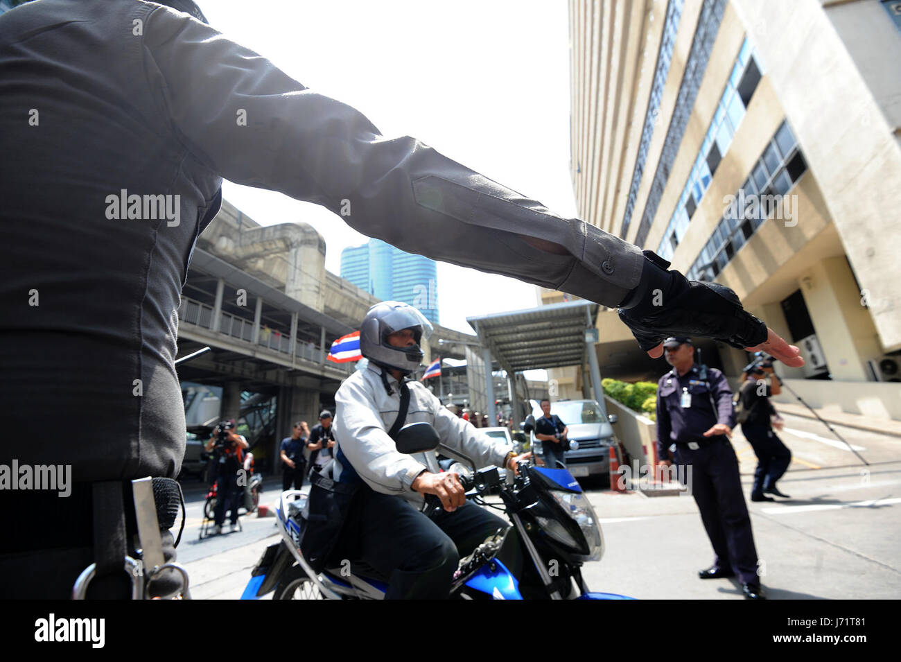 Bangkok, Thailand. 23. Mai 2017.  Polizisten geben Anweisungen, um Fahrzeuge in der Nähe von Phramongkutklao Krankenhaus, wo ein Bombenanschlag in Bangkok, Thailand, 23. Mai 2017 aufgetreten. Sicherheit wurde verschärft, nachdem eine Explosion Phramongkutklao Krankenhaus am Montag getroffen 25 Menschen verletzt. Bildnachweis: Xinhua/Alamy Live-Nachrichten Stockfoto