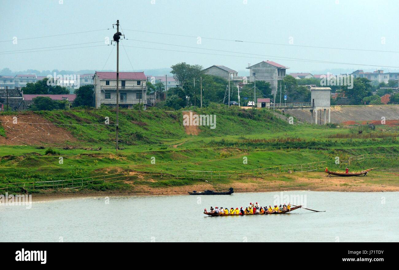 (170523)--NANCHANG, 23. Mai 2017 (Xinhua)--Menschen testen ihre neue Drachenboot in Jinjiang Fluss in Songhu Township von Nanchang, Jiangxi Provinz Ost-China, 23. Mai 2017. Lokale Leute waren damit beschäftigt, die Vorbereitungen für den bevorstehenden Drachen-Boot-Wettbewerb in Jinjiang-Fluss. (Xinhua/Peng Zhaozhi) (Mcg) Stockfoto