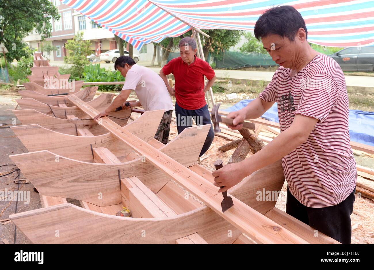 (170523)--NANCHANG, 23. Mai 2017 (Xinhua)--Leute machen ein Drachenboot in Songhu Township von Nanchang, Jiangxi Provinz Ost-China, 23. Mai 2017. Lokale Leute waren damit beschäftigt, die Vorbereitungen für den bevorstehenden Drachen-Boot-Wettbewerb in Jinjiang-Fluss. (Xinhua/Peng Zhaozhi) (Mcg) Stockfoto