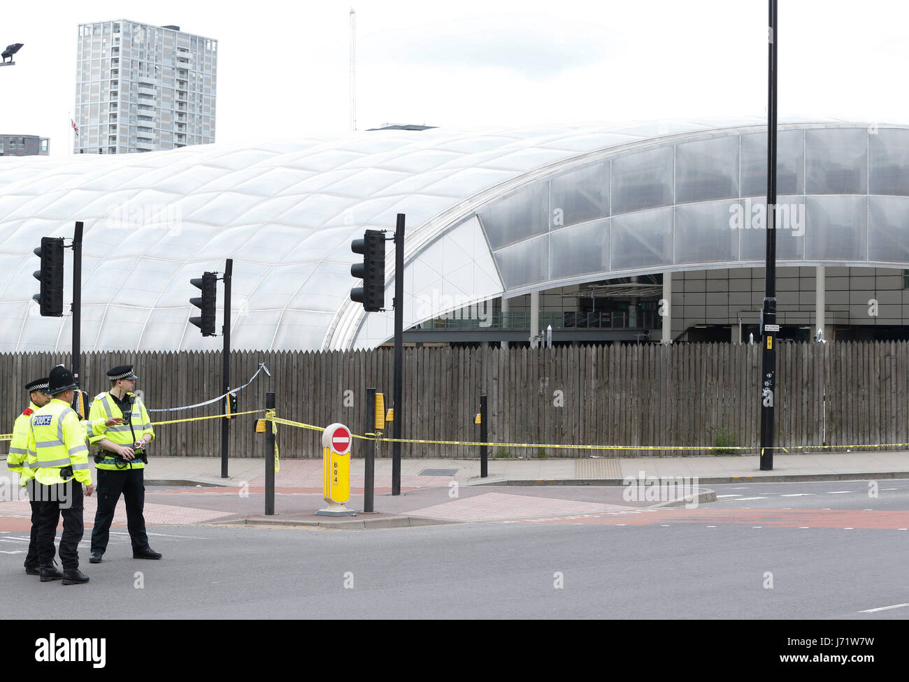 Manchester, UK. 23. Mai 2017. Polizei Wache draußen Manchester Arena in Manchester, England am 23. Mai 2017. Die Explosion in einem Pop-Konzert in der britischen Stadt Manchester, die 22 Tote und 59 Verletzte hinterlassen hat von einem einsamen Selbstmordattentäter durchgeführt wurde, bestätigte die Polizei Dienstag. Bildnachweis: Xinhua/Alamy Live-Nachrichten Stockfoto