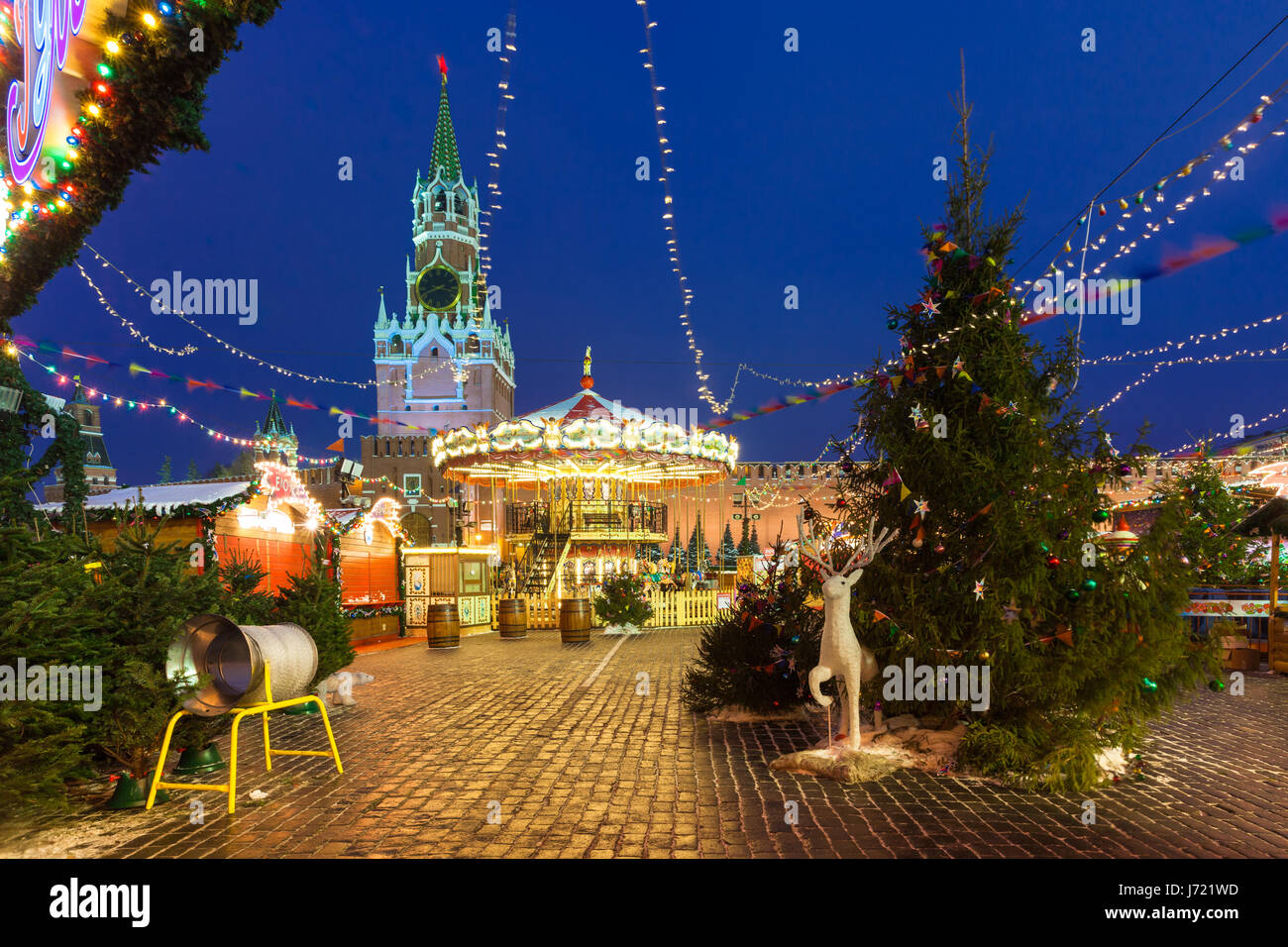 Moskau, Russland - 12. Dezember 2016: Blick auf den Spasskaja Kreml Tower mit Weihnachtsmarkt im Vordergrund am 12. Dezember 2016 in Moskau, Russland Stockfoto