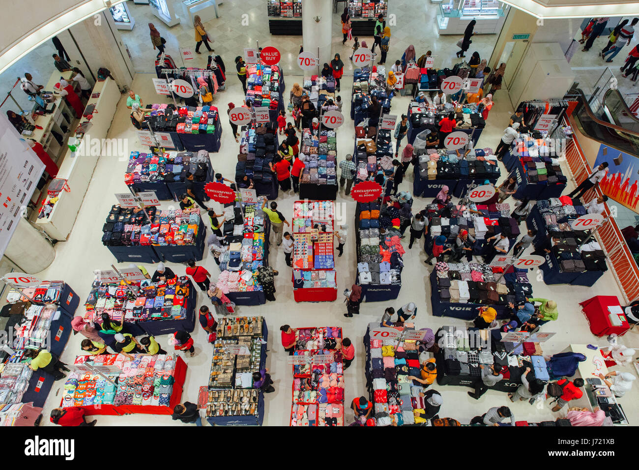 Kuala Lumpur, Malaysia - 22. September 2016: Menschen wählen Sie Kleidung auf den Verkauf in der Mall in Kuala Lumpur, Malaysia am 22. September 2016. Stockfoto
