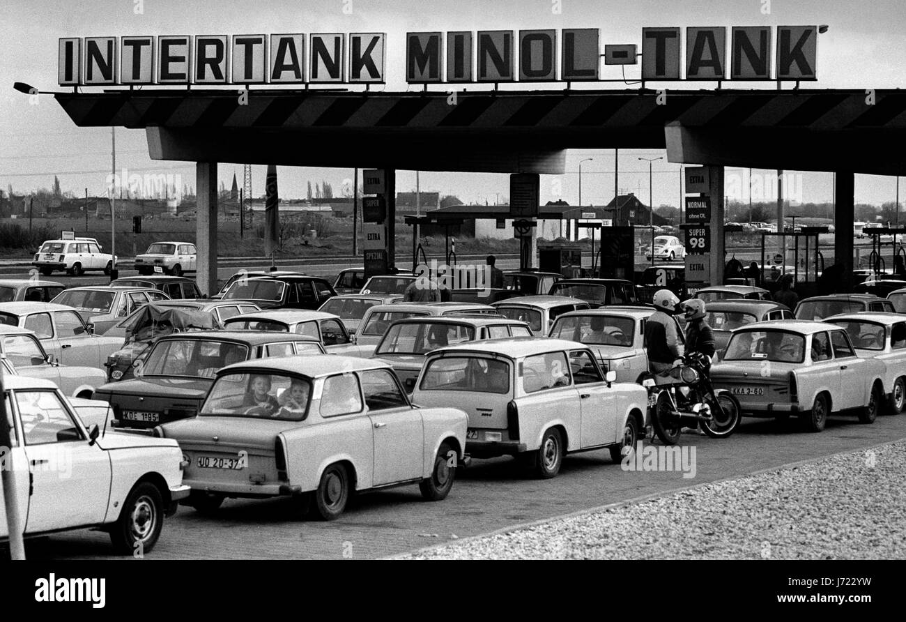 Leipzig in dem, was damals DDR 13. November 1989. Warteschlangen für den Treibstoff auf der Autobahn, Autobahn außerhalb Leipxig. Stockfoto