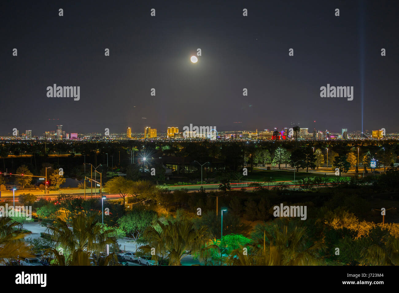 Las Vegas, Nevada, USA - 13. Mai 2017: Nachtansicht des Las Vegas Strip Resort Türme mit Mond. Stockfoto