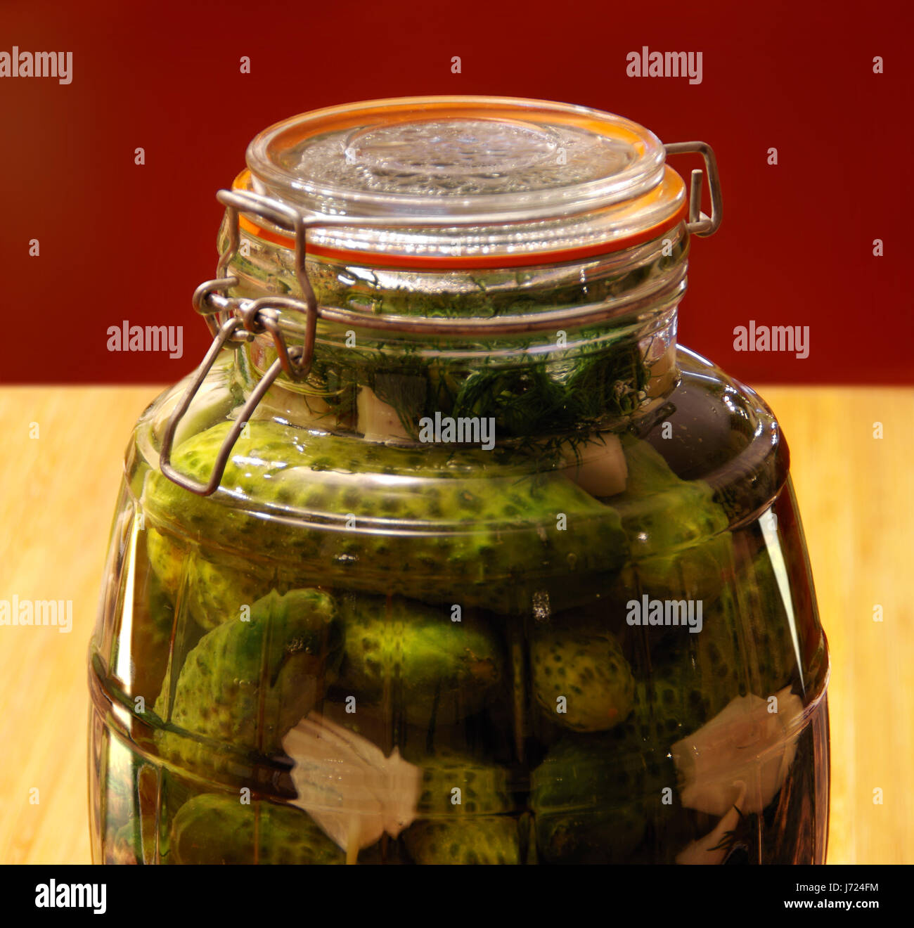 Saure Gurken im Glas. Bio-Lebensmittel. Stockfoto