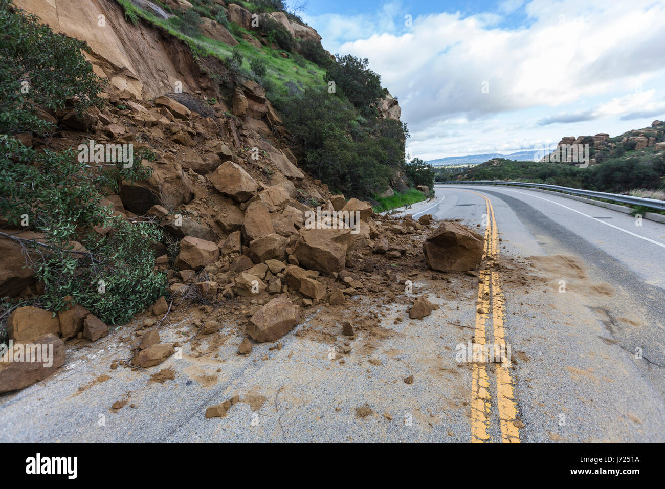 Erdrutsch Felsen blockiert Santa Susana Passstrasse in Los Angeles, Kalifornien. Stockfoto