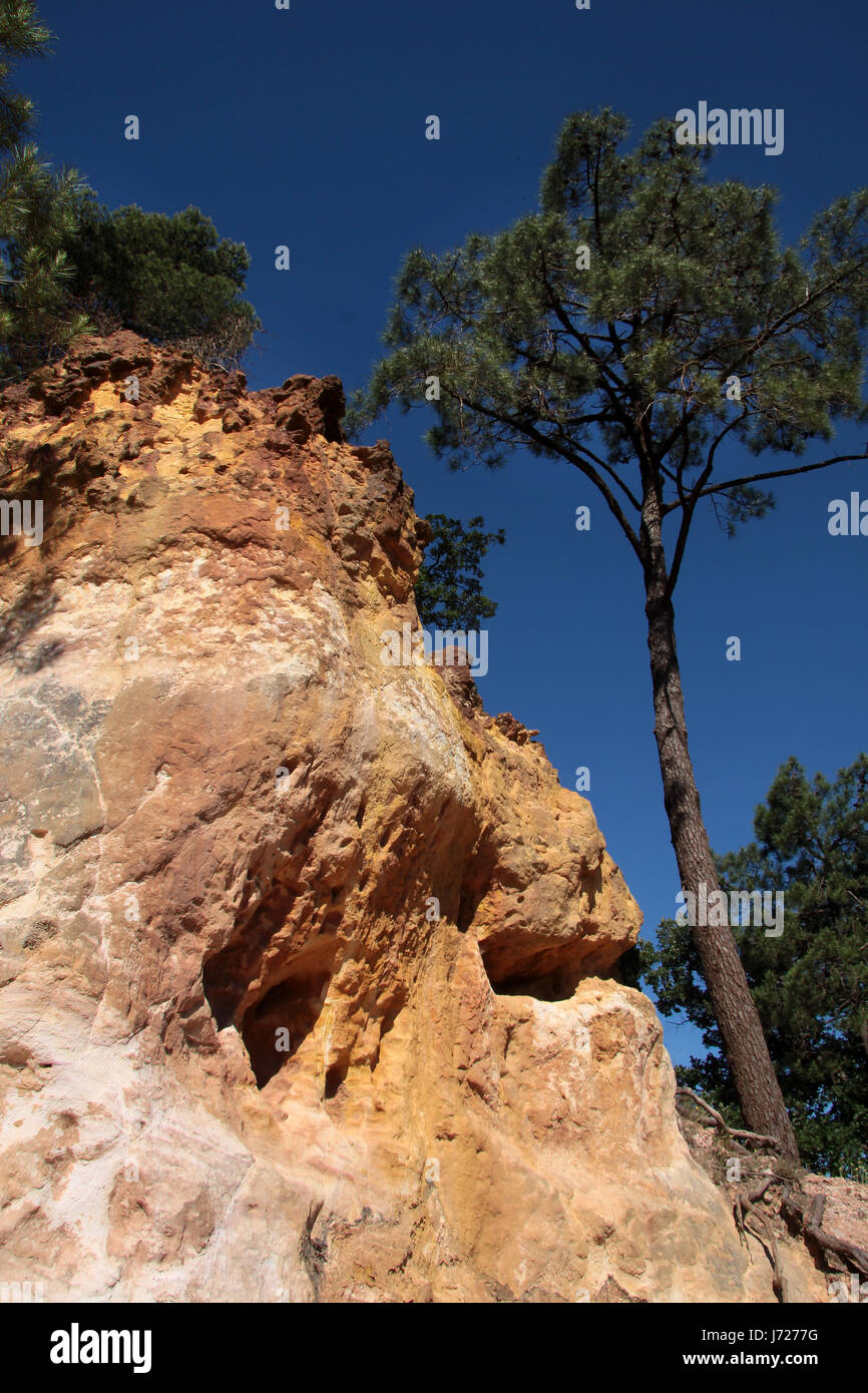 Farbe Wüstenlandschaft ockerfarbenen Felsen Provence Natur Blau Baum Europa Felsen Stockfoto
