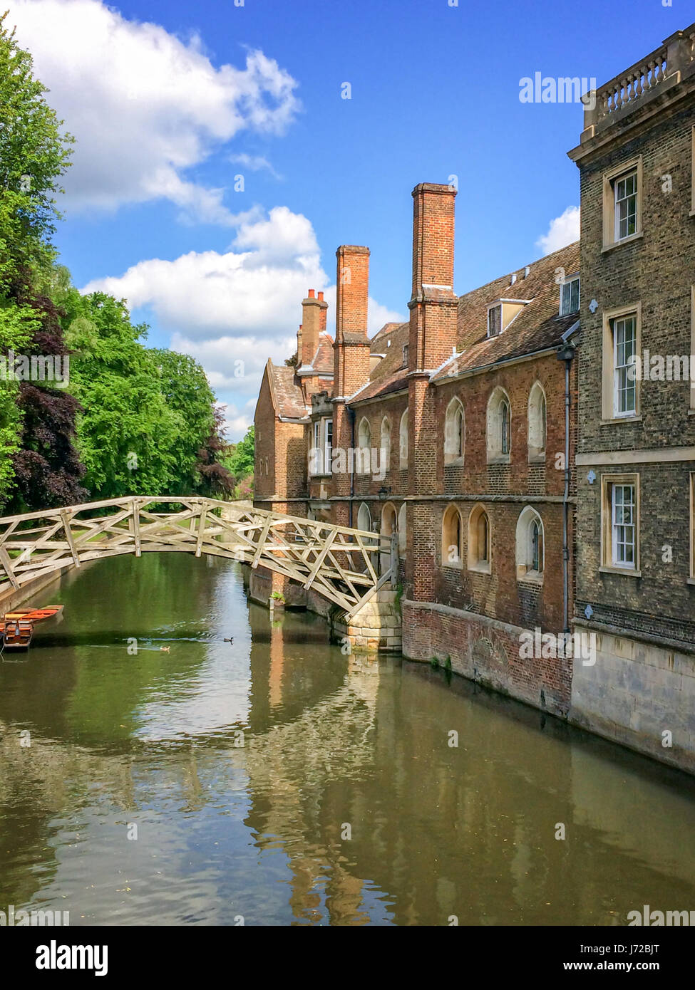 Mathematische Brücke auf dem Fluss Cam und der Königin College University of Cambridge in Cambridge, UK Stockfoto