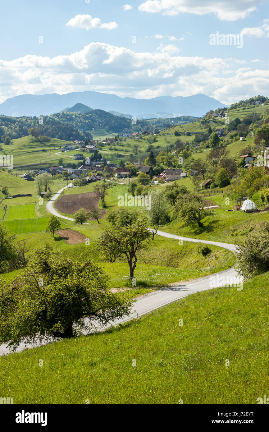 niedlichen Bergdorf zwischen grünen Hügeln Stockfoto