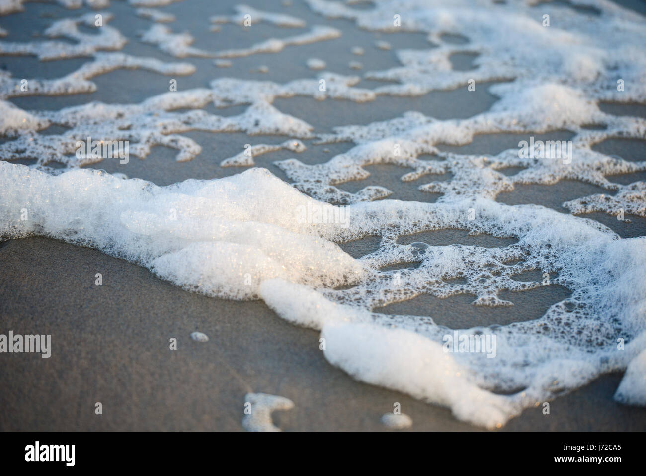 Strand-Schaum auf der grünen Insel North Carolina Stockfoto