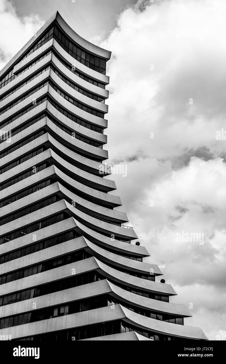 BOGOTA, Kolumbien - August 2016: schwarz und weiß modernes Gebäude in der Innenstadt von Bogota - Bogotá, Kolumbien Stockfoto