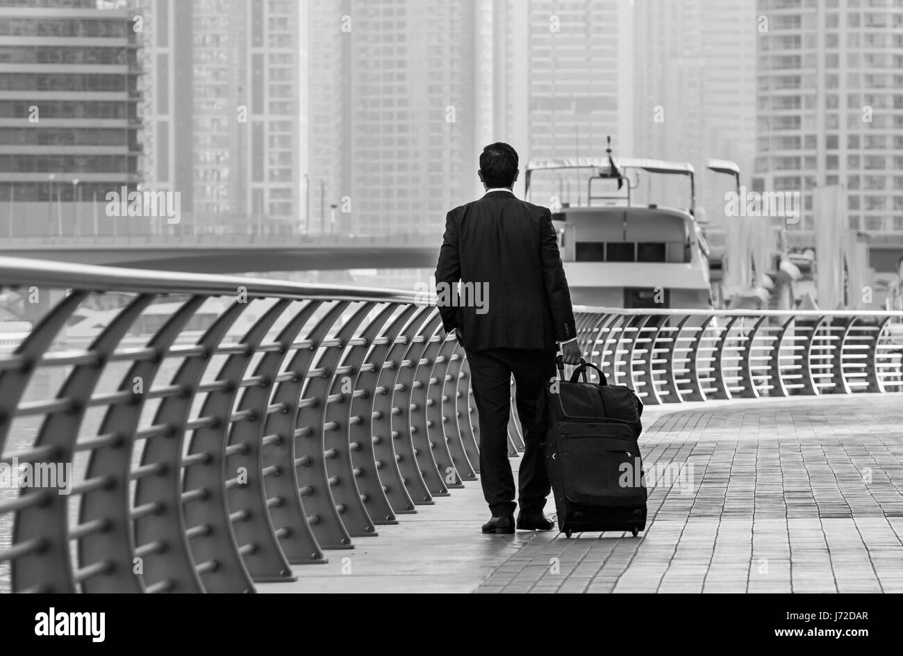 Geschäftsmann in der Dubai Marina, Vereinigte Arabische Emirate Stockfoto