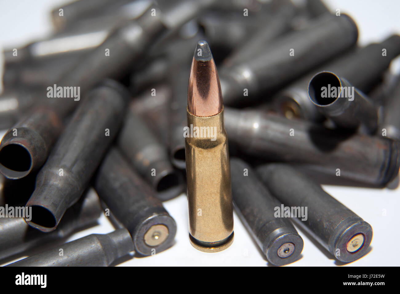 rund um Krieg Messing Gewehr Arm Waffe Munition Fall Terrorismus Kugel Gefahr Stockfoto