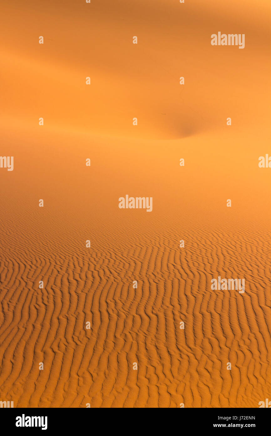Sanddünen in der Wüste bei Sonnenaufgang in der Nähe von Merzouga, Marokko Stockfoto