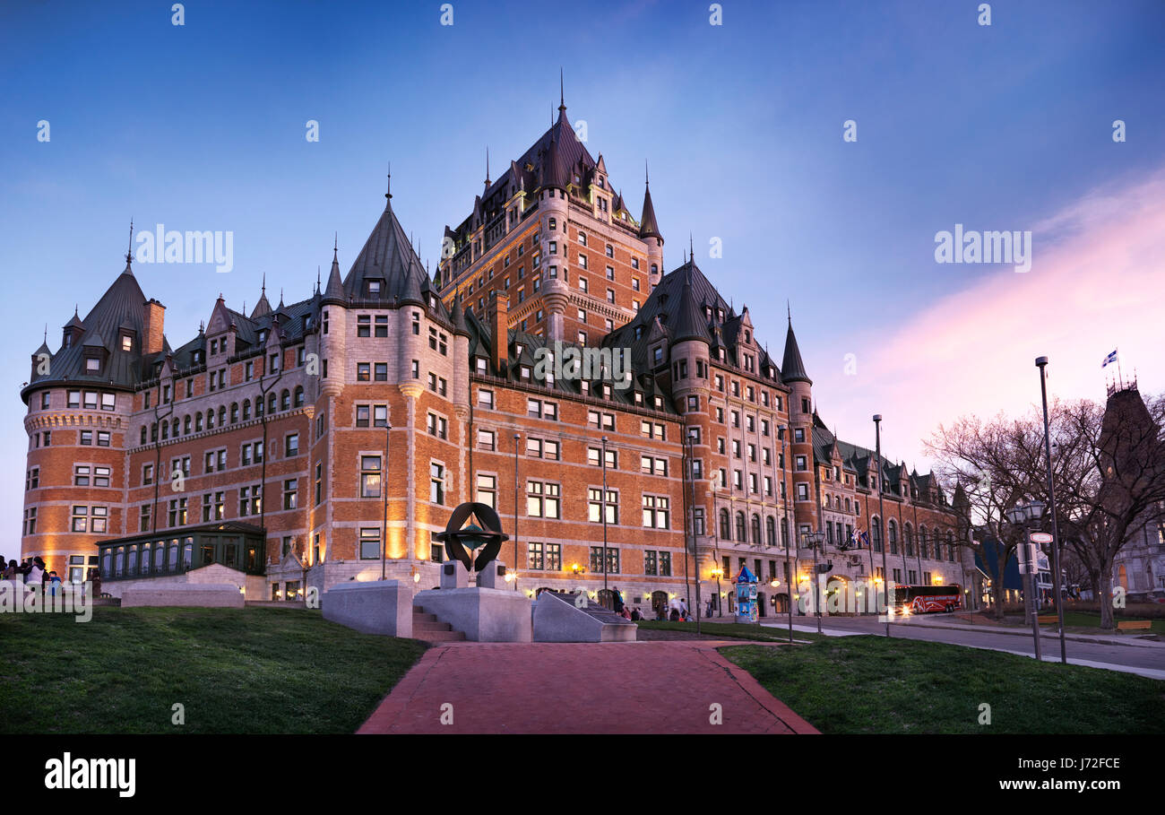 Lizenz verfügbar unter MaximImages.com - Fairmont Le Chateau Frontenac mit dramatischem Nachthimmel, erleuchtet von Straßenlaternen, Grand Hotel. Old Quebec, Kanada Stockfoto