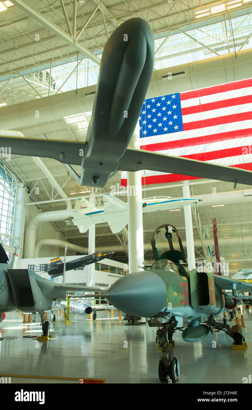 Mikoyan MIG 23MLA Flogger-G mit Global Hawk, Evergreen Aviation and Space Museum, McMinnville, Oregon Stockfoto