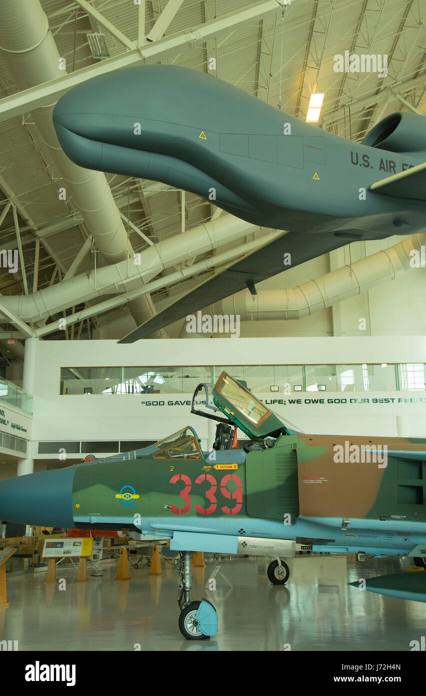 Mikoyan MIG 23MLA Flogger-G mit Global Hawk, Evergreen Aviation and Space Museum, McMinnville, Oregon Stockfoto