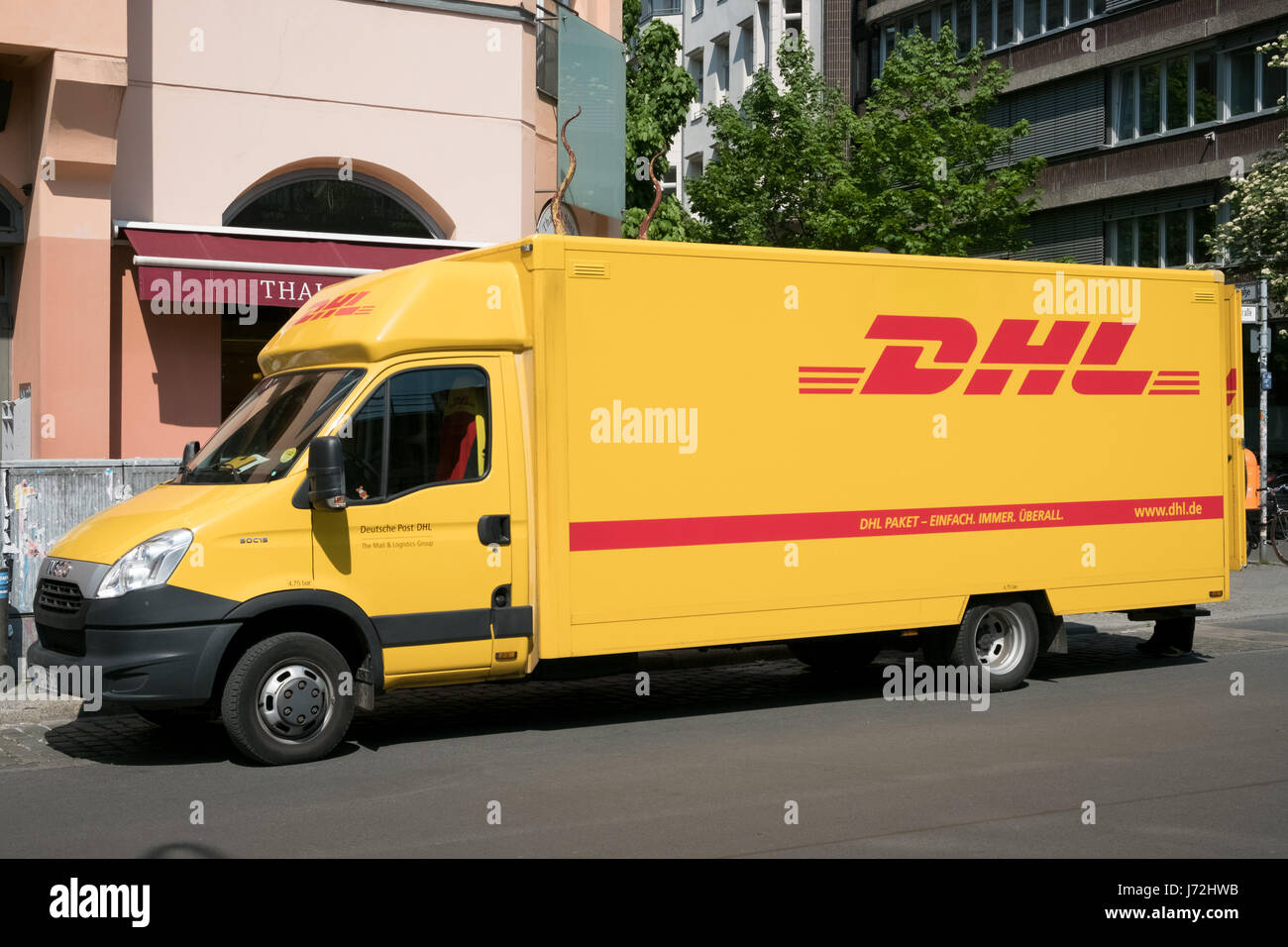 Berlin, Deutschland - 11. Mai 2017: DHL Lieferwagen Berlin.  DHL ist das weltweit größte Logistikunternehmen auf der ganzen Welt. Stockfoto