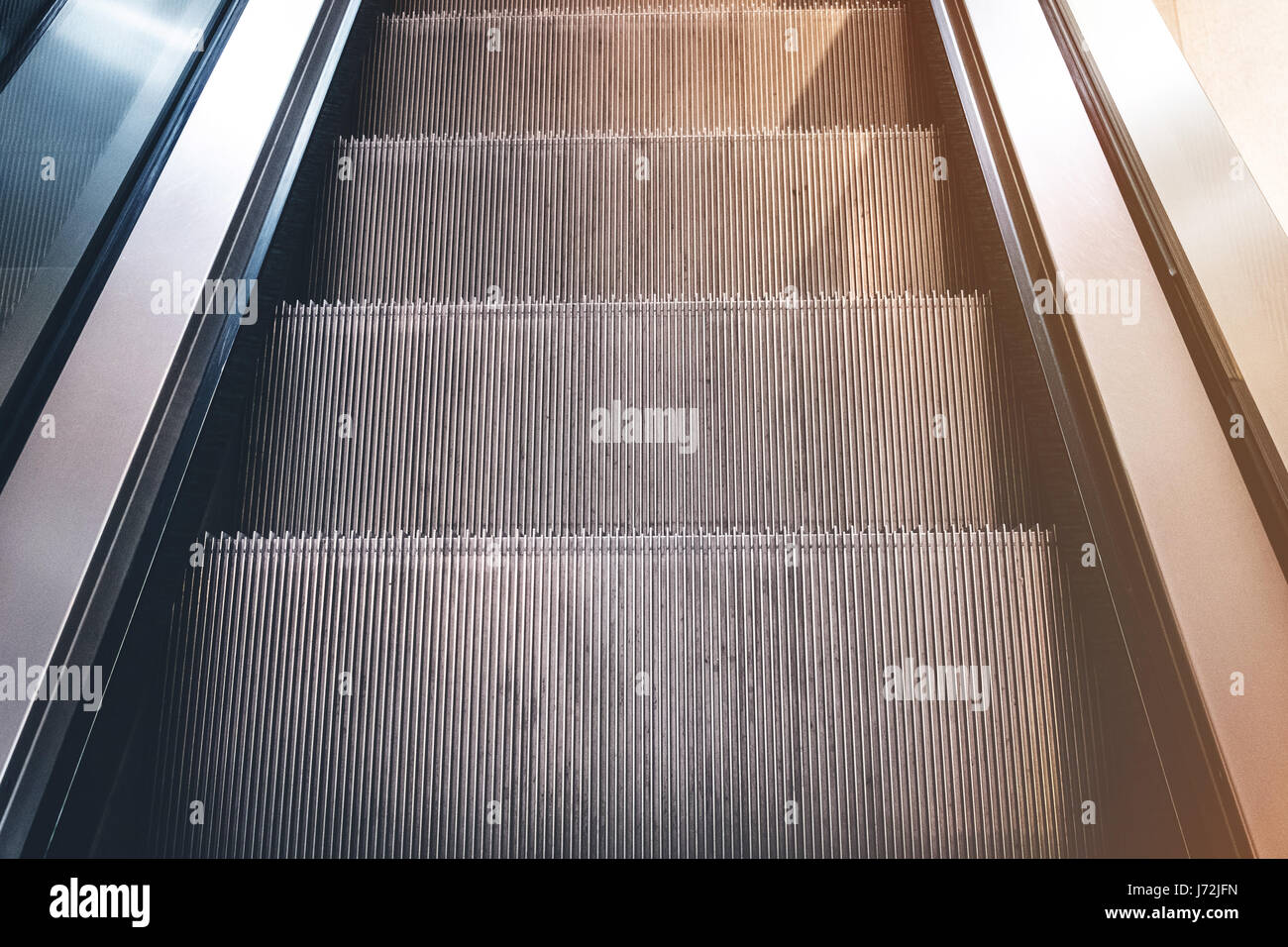 Schritte der Rolltreppe Closeup - Blick nach unten Stockfoto