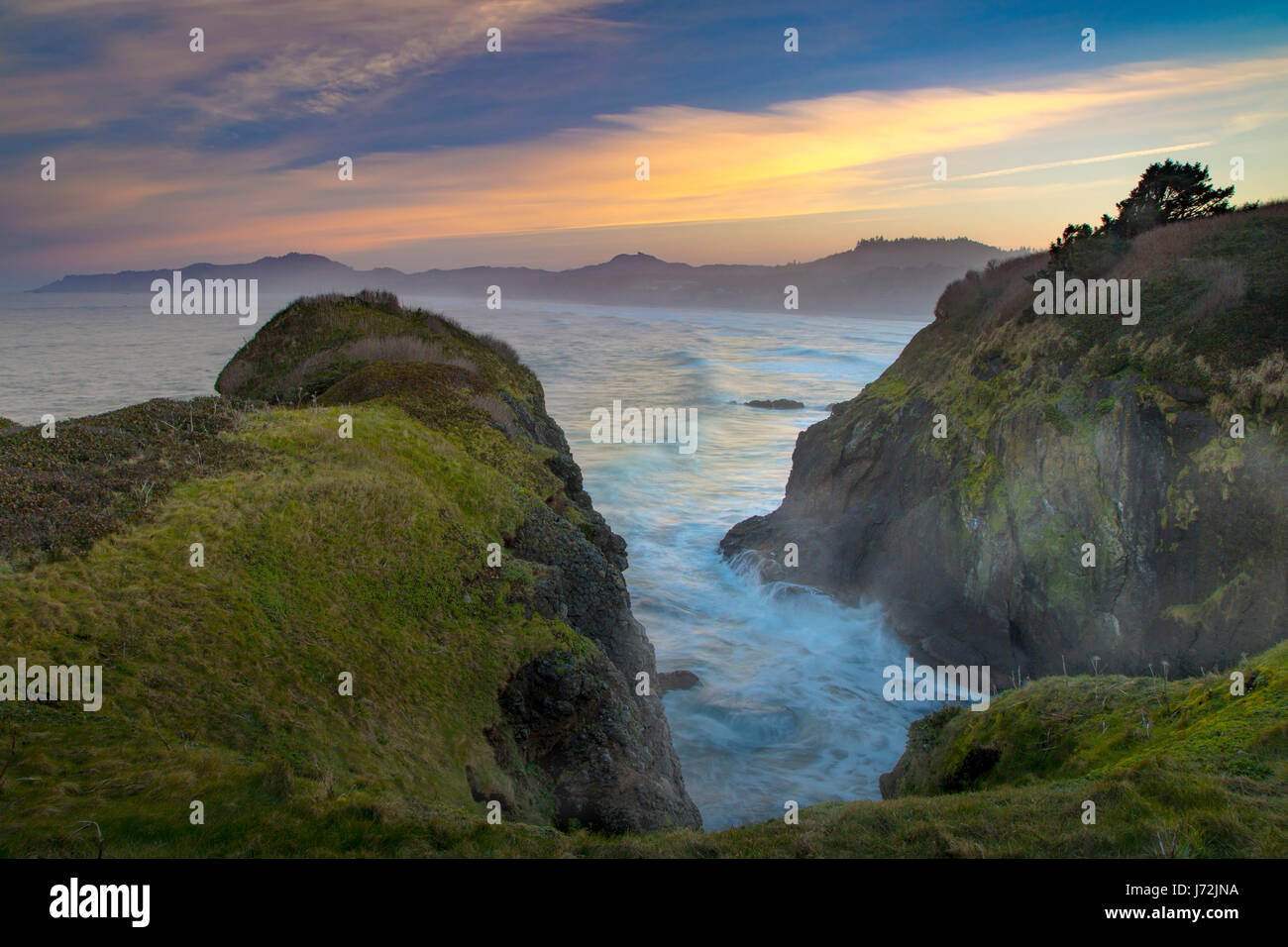 Morgendämmerung am Yaquina Head Blick nach Norden, entlang dem pazifischen Nordwesten, die Küste von Oregon, Newport, Oregon, USA Stockfoto