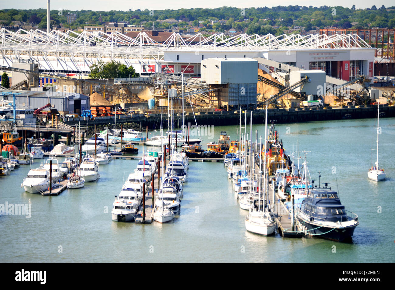 Boote abgeschleppt am Itchen Marine Schlepp mit der St Mary Fußballstadion im Hintergrund im Jahr 2017 in Southampton, UK Stockfoto