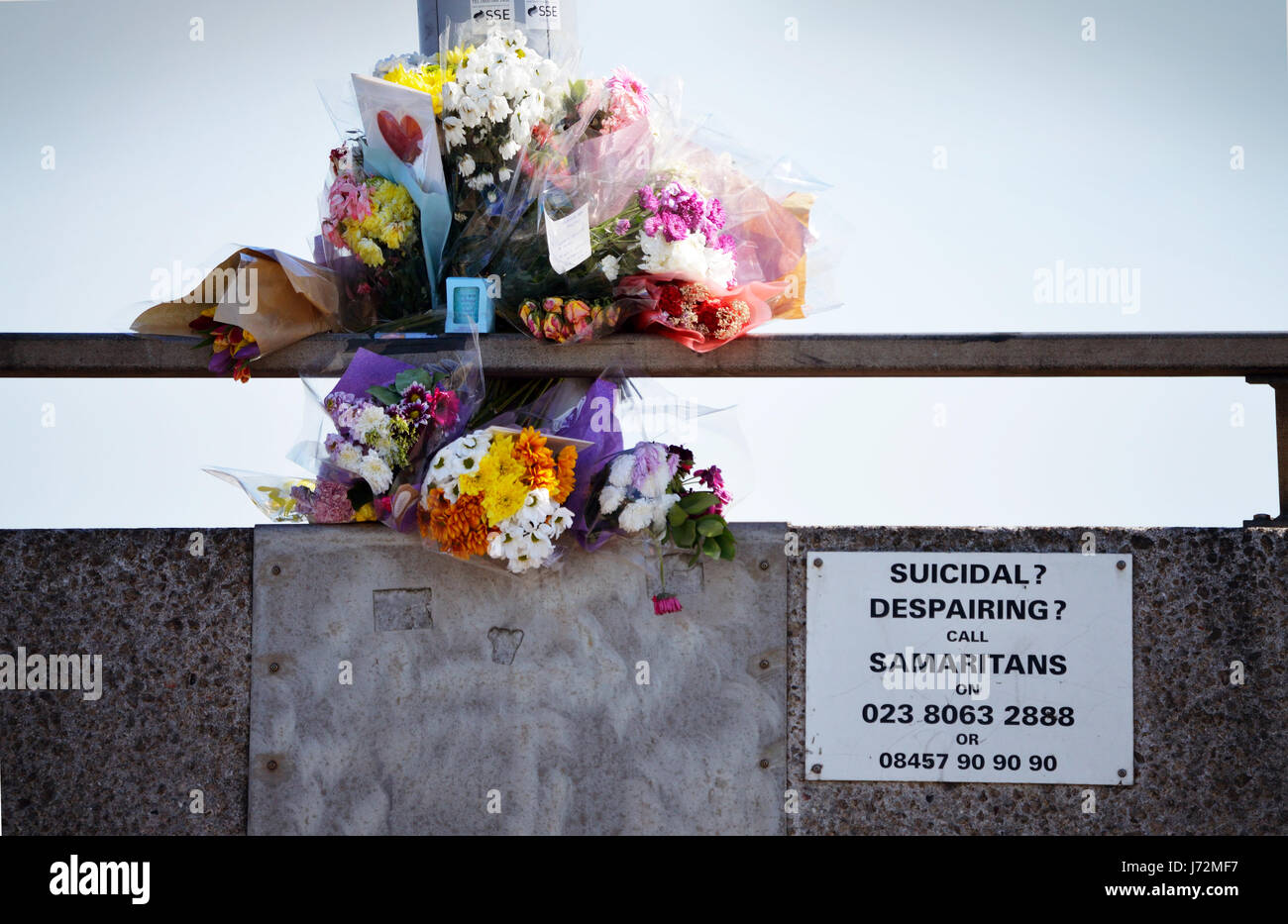 Floral Tribute in Erinnerung an einen Selbstmord Opfer auf Itchen Brücke in Southampton, Großbritannien, mit dem Samariter helpline Nummer neben Es Stockfoto