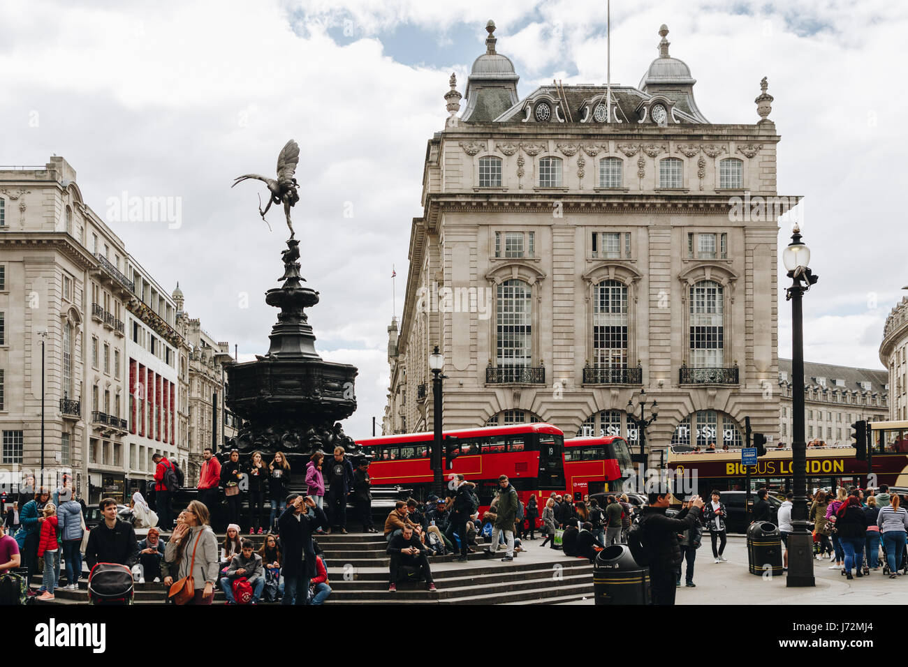 London, UK 1. April 2017: Picadilly Circus in London am Frühlingstag. Klassische rote Doppeldecker Bus vorbei überfüllt, Straßen, Menschen zu Fuß. Stockfoto