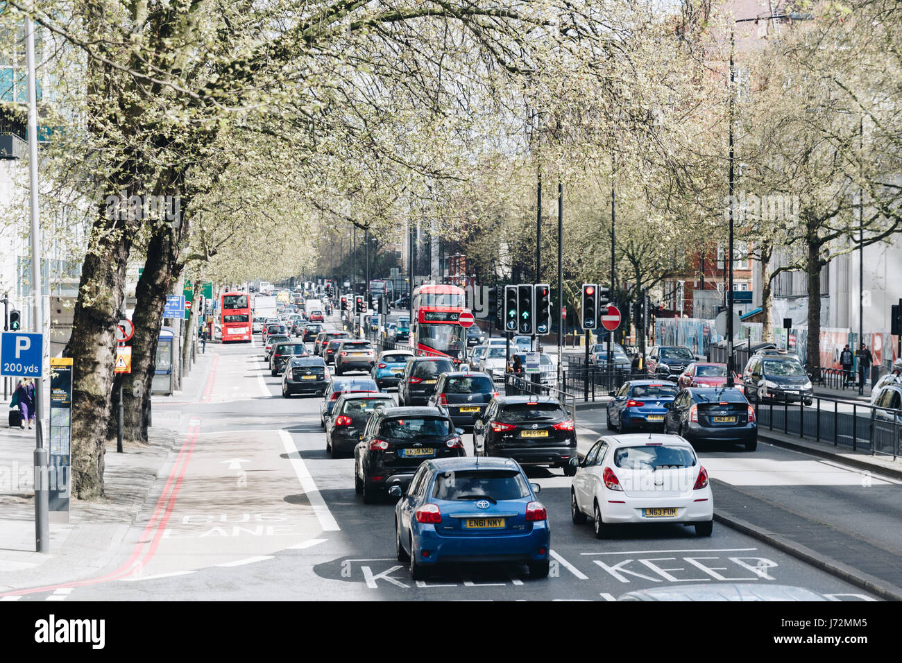 London, UK - 2. April 2017. Viertel Notting Hill und überfüllten Straßen, London Stockfoto