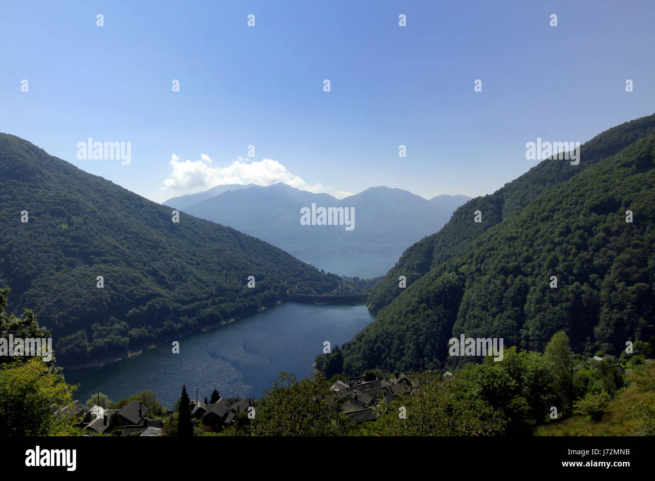 mit Blick auf den Lago di vogorno Stockfoto